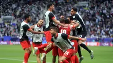 Para pemain Yordania merayakan gol Mousa Altamari ke gawang Irak pada pertandingan sepak bola babak 16 besar Piala Asia 2023 di Stadion Internasional Khalifa, Doha, Qatar, Senin (29/1/2024). Yordania menang 3-2. (AP Photo/Hussein Sayed)
