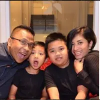 Oon Project Pop bersama istri dan kedua anaknya. (Instagram @ronio2n)