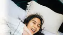 Wajah glowing saat bangun tidur pertanda kulit sehat yang didapat dengan merawatnya. (Foto: Instagram @adindathomas)