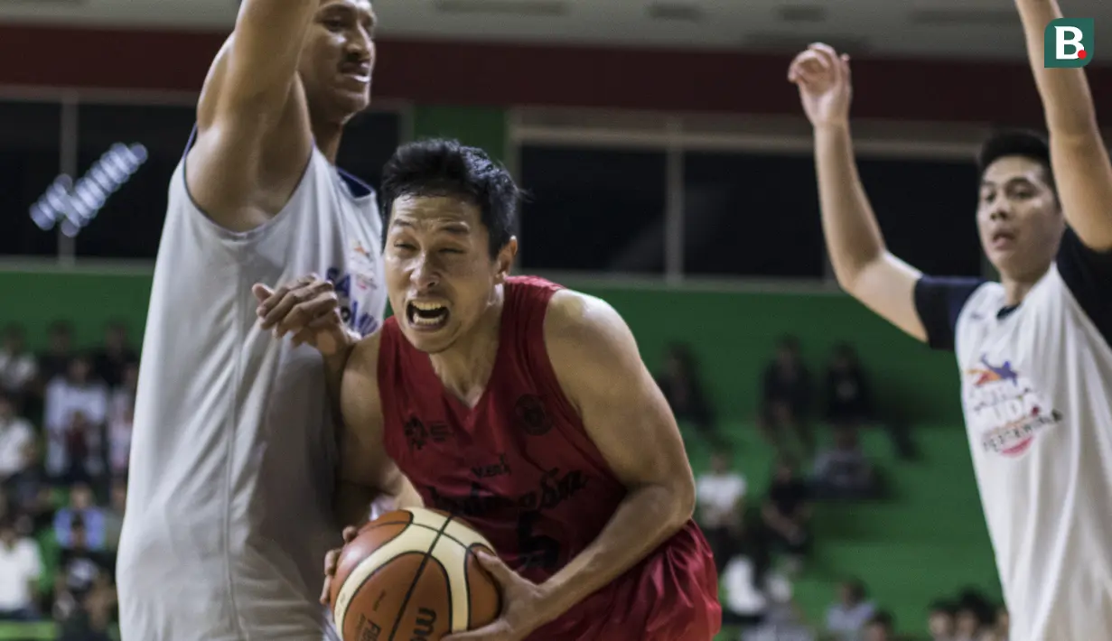 Pebasket Indonesia, Xaverius Prawiro, mengamankan bola saat ujicoba melawan Satria Muda dan Pelita Jaya di GOR Soemantri, Jakarta, Selasa (7/8/2018). Indonesia menang 113-75 atas SM dan PJ. (Bola.com/Vitalis Yogi Trisna)