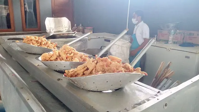 Beberapa ikan tepung hasil olahan oleh-oleh bu Ros yang cukup renyah, sebagai makanan buruan pengunjung pantai Pangandaran
