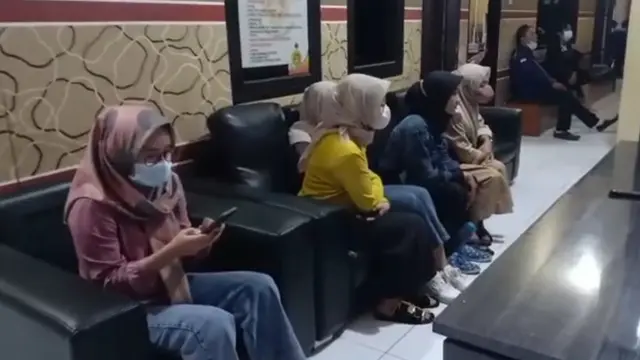 Beberapa perwakilan para korban investasi bodong di Tasikmalaya, Jawa Barat, tengah melaporkan di Mapolresta Tasikmalaya.
