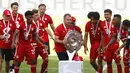 Pelatih kepala Bayern Munchen Hans-Dieter Flick mengangkat trofi juara Bundesliga usai mengalahkan  Wolfsburg di Wolfsburg, Jerman, 27 Juni 2020. (Photo by KAI PFAFFENBACH/POOL/AFP)