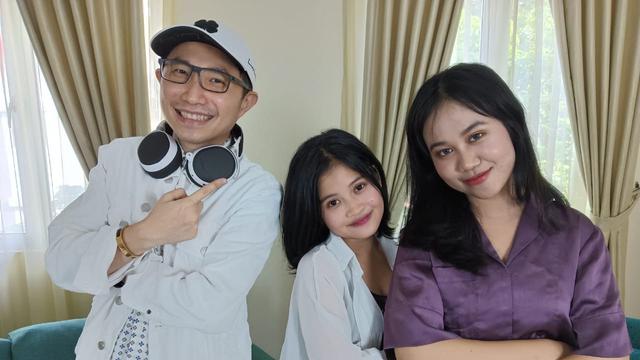 Mayang dan Chika saat berkonsultasi dengan Coach Rheo (ist)