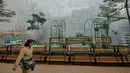 Pegawai melintas di Balkot Farm kawasan Balai Kota DKI Jakarta, Senin (15/7/2019). Balkot Farm merupakan implementasi dari konsep pertanian perkotaan atau urban farming yang dibudidayakan lewat sistem hidroponik dari berbagai jenis tanaman tumbuh. (Liputan6.com/Herman Zakharia)