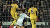 Momen saat bek Juventus, Mehdi Benatia (kiri) dianggap menjatuhkan Lucas Vazquez (CURTO DE LA TORRE / AFP)