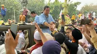 Pasangan bakal capres-cawapres Prabowo Subianto-Gibran Rakabuming menyapa para pendukungnya saat menuju ke gedung Komisi Pemilihan Umum (KPU), Rabu (25/10/2023). (Liputan6.com/Delvira Hutabarat)