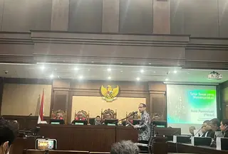 Mantan Mendikbud Nadiem Makarim bacakan pleidoi. (Liputan6.com/Muhammad Radityo)