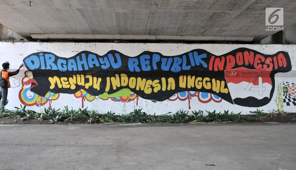 Petugas PPSU Kelurahan Pondok Bambu menyelesaikan pembuatan mural bertemakan 'Kemerdekaan Indonesia' di Jalan Kolonel Sugiono, Jakarta, Selasa (13/8/2019). Mural dalam rangka menyambut Hari Kemerdekaan pada 17 Agustus itu sekaligus mempercantik jalanan Ibu Kota. (merdeka.com/Iqbal S Nugroho)