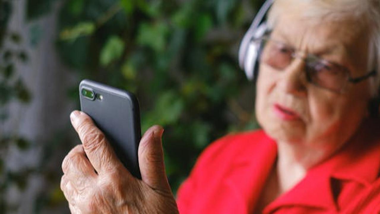 Smartphone Tak Selalu Buruk, Justru Lindungi Lansia dari Demensia