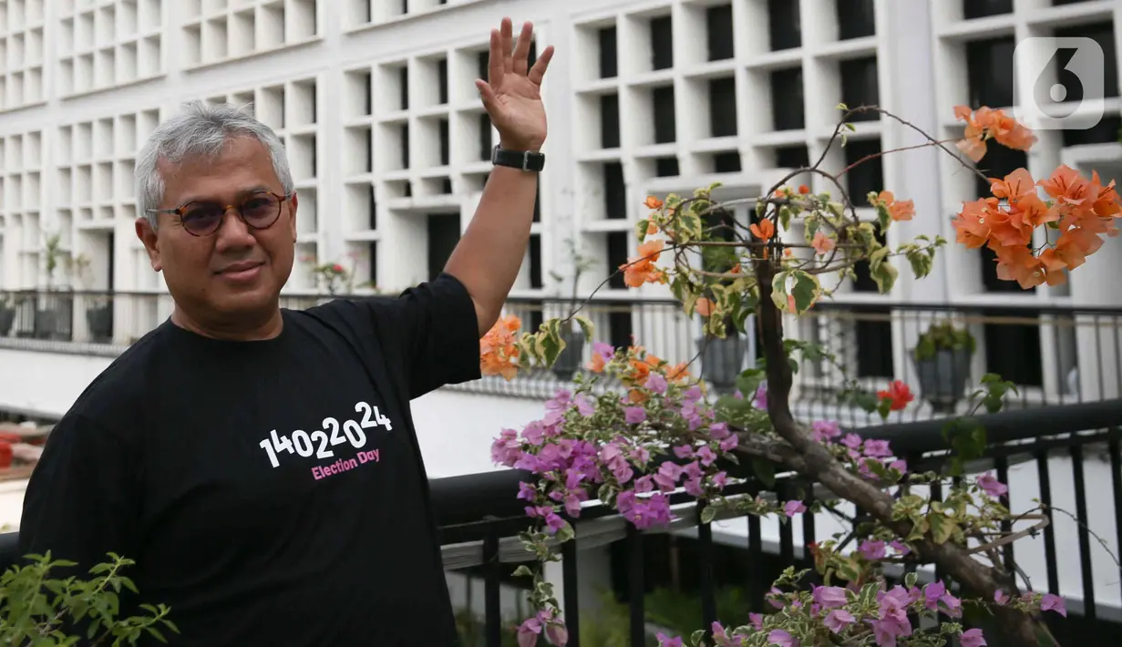 Komisioner KPU Arief Budiman berada di ruang kerjanya di Gedung KPU, Jakarta, Minggu(10/4/2022). Arief Budiman yang pernah menjabat sebagai Ketua dan Komisioner KPU selama dua periode tersebut mengakhiri masa jabatannya pada 11 April mendatang. (Liputan6.com/Herman Zakharia)