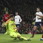 Kiper Bournemouth, Asmir Begovic, menghalau tendangan striker Manchester United, Marcus Rashford, pada laga Premier League di Stadion Old Trafford, Manchester, Minggu (30/12). MU menang 4-1 atas Bournemouth. (AP/Martin Rickett)