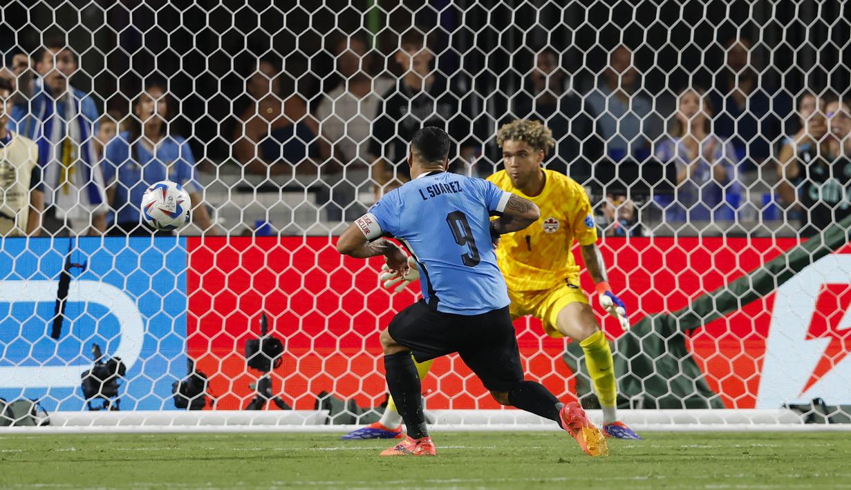 Striker Timnas Uruguay, Luis Suarez mecetak gol penyeimbang 2-2 ke gawang Timnas Kanada pada laga perebutan tempat ketiga Copa America 2024 di Bank of America Stadium, Charlotte, Amerika Serikat, Minggu (14/7/2024) pagi WIB. (AP Photo/Nell Redmond)