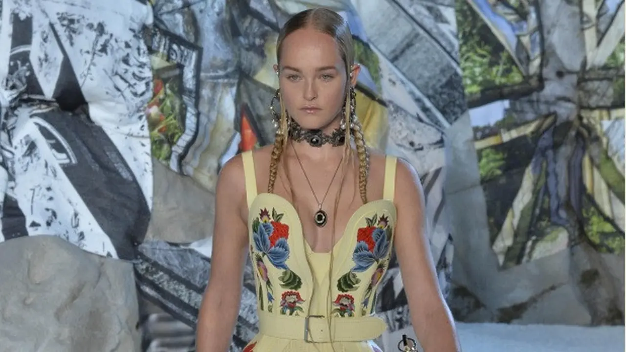 Perempuan menjadi tema dari koleksi teranyar Alexander McQueen