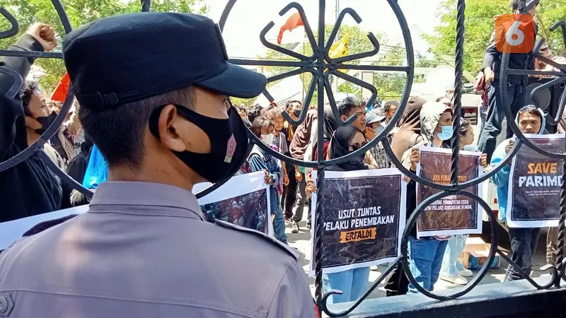 Demonstrasi di depan kantor Gubernur Sulteng menuntut pengungkapan kasus penembakan warga Parigi Moutong