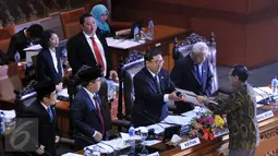 Wakil Ketua Baleg, Bambang Subagio menyerahkan hasil pembahasan Prolegnas kepada Wakil Ketua DPR Fadli Zon yang memimpin paripurna saat Sidang Paripurna ke-17 Masa Persidangan III tahun 2014-2019, Jakarta, Selasa (26/1/2016). (Liputan6.com/Johan Tallo) 
