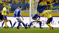 Pemain timnas Swedia, Jakob Johansson, melepaskan tendangan yang  berujung gol ke gawang Italia pada laga leg pertama playoff Piala Dunia 2018, di Friends Arena, Sabtu (11/11/2017)  dini hari WIB. (AP/Andres Wiklund).