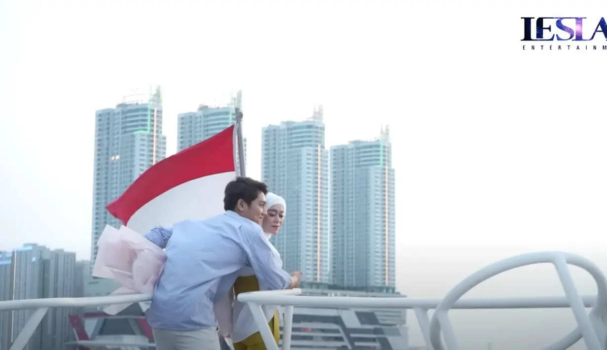 Suasana gedung dan langit yang cerah menambah indahnya momen romantis Lesti Kejora dan Rizky Billar selama di atas kapal baru. Keduanya tampak menikmati hari itu. (Foto: Youtube/Leslar Entertainment)