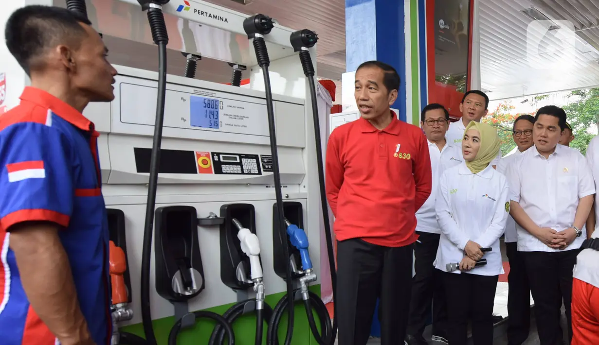 Presiden Joko Widodo atau Jokowi (tengah) berbincang dengan petugas SPBU saat meresmikan Implementasi Program Biodiesel 30 persen (B30) di SPBU MT Haryono, Jakarta, Senin (23/12/2019). Jokowi menargetkan implementasi program B40 pada tahun 2020 dan B50 pada tahun 2021. (Liputan6.com/Angga Yuniar)