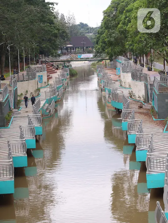 Pengunjung menyusuri kawasan Taman Kota 2 BSD yang berwajah baru di Tangerang Selatan, Jumat (19/2/2021). Revitalisasi sejumlah sarana dan prasarana tampak terus dilakukan. Diantara yang terbaru adalah pedestrian yang terbentang di sisi barat bersama dengan aliran sungai. (Liputan6.com/Angga Yuniar)