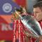 Gelandang Liverpool, James Milner berpose dengan mencium trofi juara Liga Inggris 2019/2020 dalam acara perayaan gelar usai laga menghadapi Chelsea di Anfield Stadium, Liverpool (22/7/2020). James Milner, satu-satunya pemain yang hingga kini masih aktif bermain, menghuni posisi ketiga daftar 10 pemain dengan penampilan terbanyak di Liga Inggris dengan 618 penampilan. Total membela 5 klub, ia tercatat tiga kali meraih trofi Liga Inggris, 2 kali bersama Manchester City (2011/2012 dan 2013/2014) dan sekali bareng Liverpool (2019/2020). (AFP/Paul Ellis)