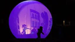 Siluet seorang anak terlihat di sebuah instalasi cahaya di Pusat Kebudayaan Yayasan Stavros Niarchos di Athena, Yunani, pada 5 Desember 2020. Pusat kebudayaan tersebut memasang instalasi cahaya baru di seluruh taman untuk menciptakan pemandangan meriah yang ajaib. (Xinhua/Marios Lolos)