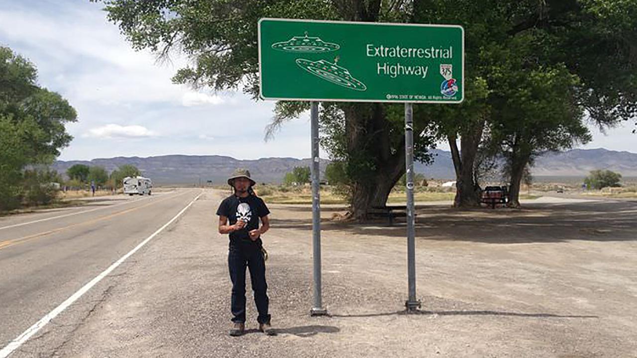 Venzha Christ di Area 51, kawasan yang diklaim terdapat pesawat luar angkasa (UFO) dan alien sebagai pilotnya, setelah pesawat itu jatuh di Roswell