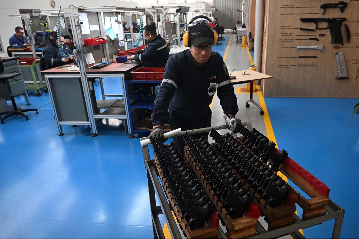 FOTO: Melihat Langsung Produksi Perdana Senapan Tempur Kolombia
