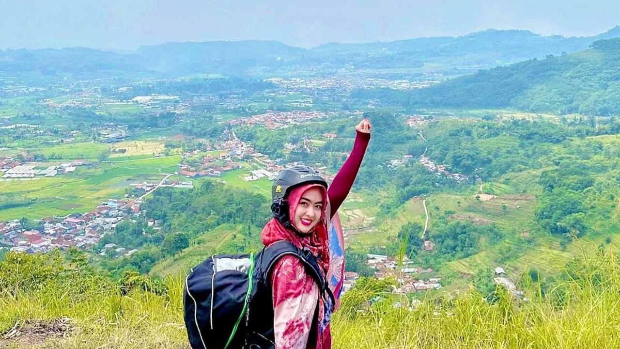 Potret Shindy Putri saat Paralayang langsung mencuri perhatian netizen. Mereka menuliskan berbagai komentar.<br>