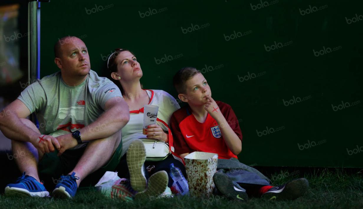 Suporter Inggris yang datang sekeluarga ini tampak kecewa dengan penampilan Wayne Rooney dan kawan-kawan yang gagal menang lawan Islandia. (Bola.com/Vitalis Yogi Trisna)