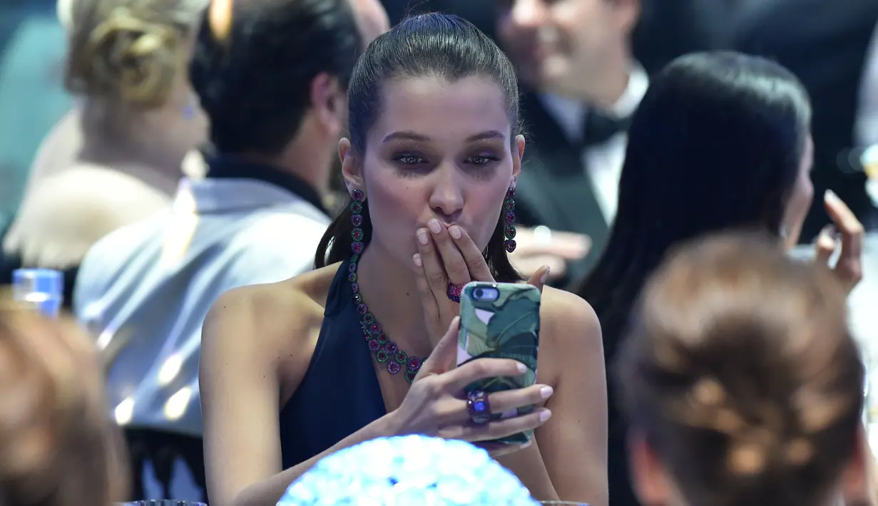 Model Amerika Serikat, Bella Hadid saat menghadiri Gala amfAR Cinema Against AIDS 2016 dalam Festival Film Cannes di Hotel du Cap-Eden-Roc, Perancis, (19/5). (AFP PHOTO / ALBERTO PIZZOLI)