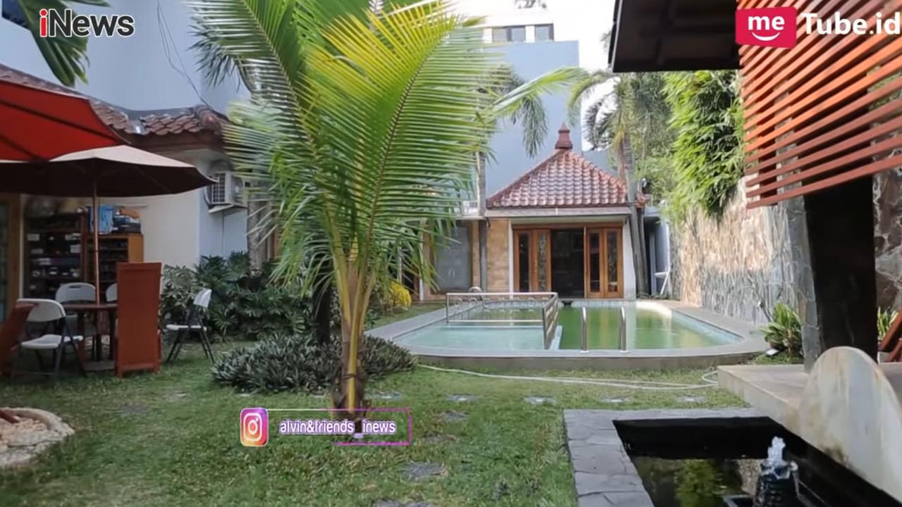 5 Potret Halaman Belakang Quraish Shihab, Ada Kolam Renang, Musala Hingga Gang Kecil Menuju Rumah Najwa Shihab