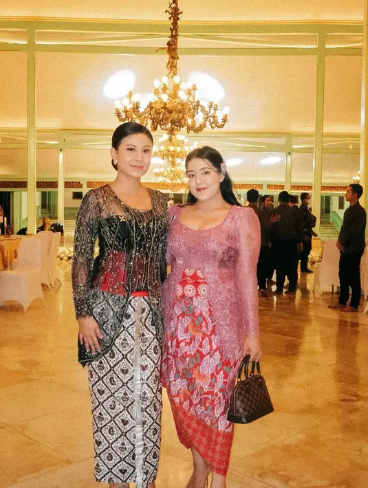 Ada juga YouTuber Nessie Judge mengenakan kebaya brokat warna pink yang dipadu rok batik warna merah. [@narinkovilda]