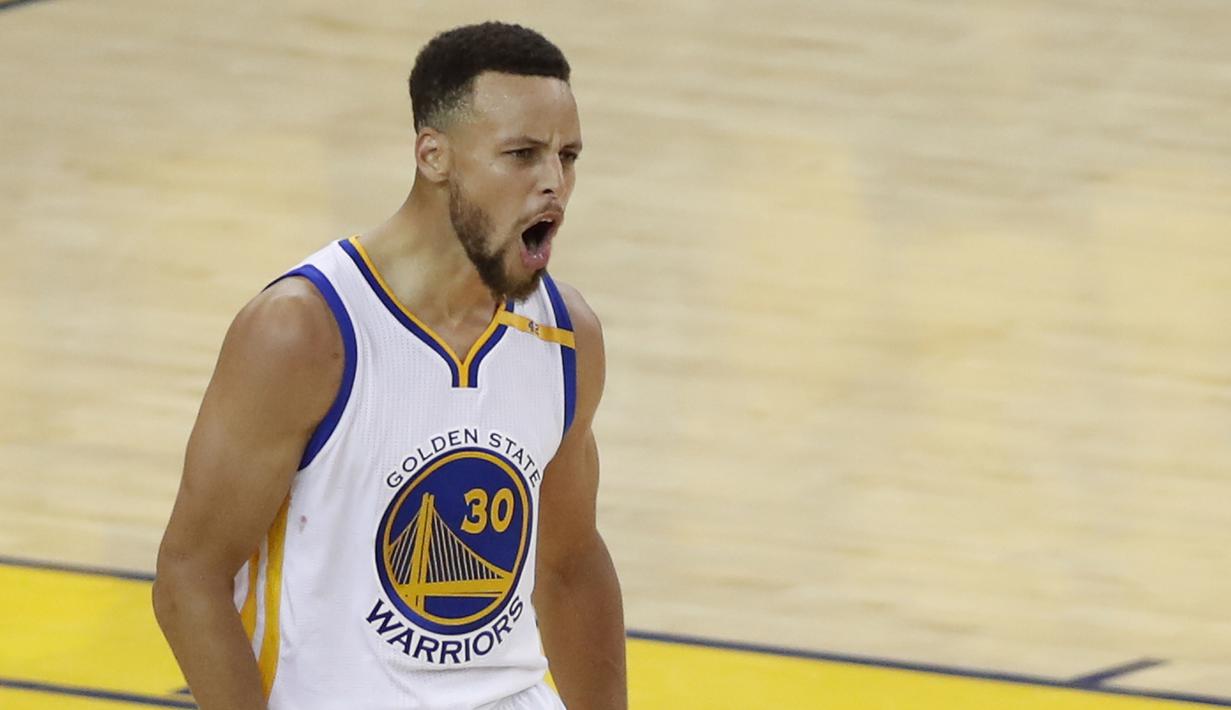 6. Stephen Curry (Basket) - Point guard andalan Golden State Warriors ini merupakan pebasket dengan gaji tertinggi di NBA. Pendapatan nya tahun ini mencapai USD 74,4 juta (Rp 1,09 triliun). ( EPA/Monica Davet)