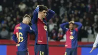Pemain Barcelona, Pau Victor, bereaksi kecewa setelah gagal menaklukkan Leganes dalam laga jornada 17 La Liga Spanyol di Estadio Olimpic Lluis Companys, Senin (16/12/2024) dini hari WIB. Barcelona takluk 0-1 dari tamunya dalam laga ini. (AP Photo/Joan Monfort)