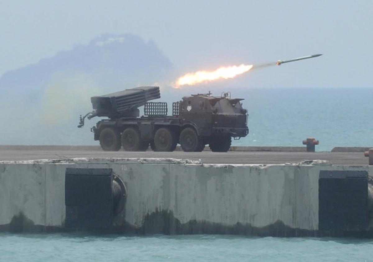 Geladi resik HUT TNI, warga tonton peluncuran rudal dari dekat