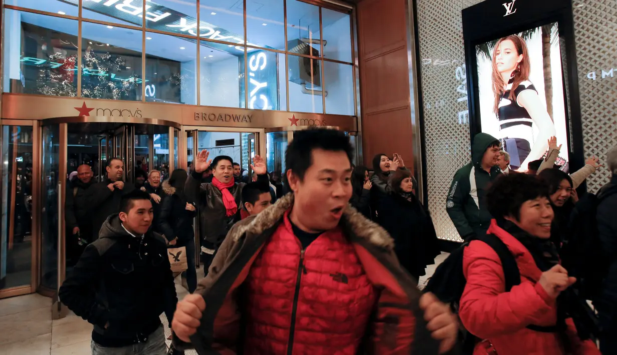 Pengunjung berebut masuk ke Macy Herald Square pada hari "Black Friday" di Manhattan, New York, Kamis (24/11). Black Friday adalah tradisi hari belanja terbesar tahunan di Amerika yang berlangsung sehari setelah hari Thanksgiving. (REUTERS/Andrew Kelly)