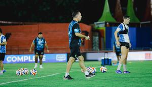 Pelatih PSIM Yogyakarta, Jean-Paul van Gastel, saat memimpin sesi latihan timnya di Stadion Gelora Haji Agus Salim, Padang, Selasa (03/03/2026) malam WIB. PSIM akan bentrok dengan Semen Padang pada pekan ke-24 BRI Super League 2025/2026 di stadion yang sama, Rabu (04/03/2025) malam WIB. (dok. PSIM Yogyakarta)