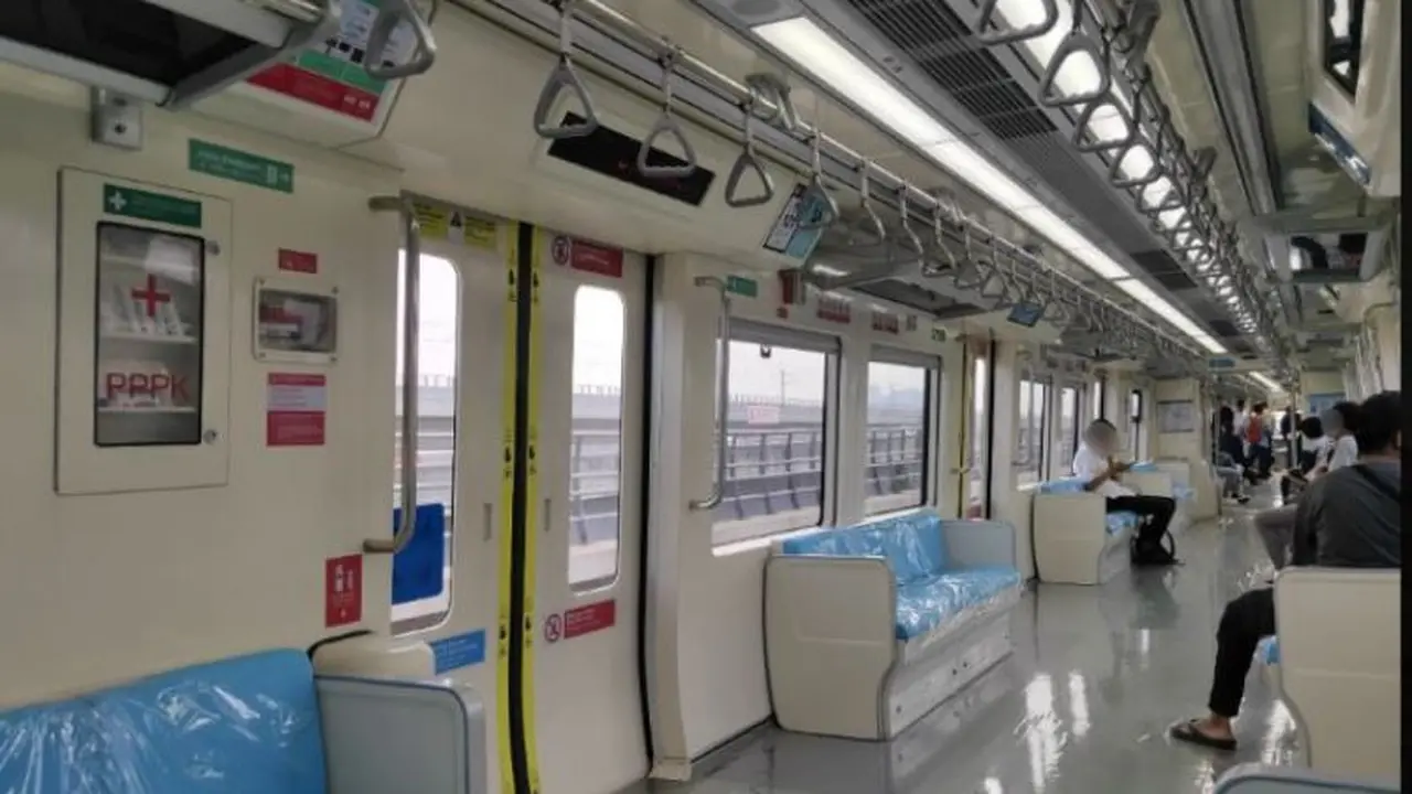Komentar Warganet Usai Naik LRT: Informasi Lengkap tapi Pintu Pendek dan Waktu Berhenti Belum Seragan
