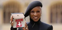 Melihat penampilan Cynthia Erivo yang dramatis saat menerima gelar kehormatan dari Kerajaan Inggris (Photo by Andrew Matthews / POOL / AFP)