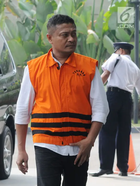 Bupati Buton Selatan nonaktif Agus Feisal saat akan menjalani pemeriksaan lanjutan di Gedung KPK, Jakarta, Senin (9/7). Agus tampak mengenakan rompi tahanan KPK. (Merdeka.com/Dwi Narwoko)