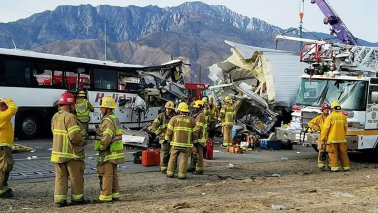 13 Orang Tewas Kala Bus Pariwisata Hantam Truk di California 