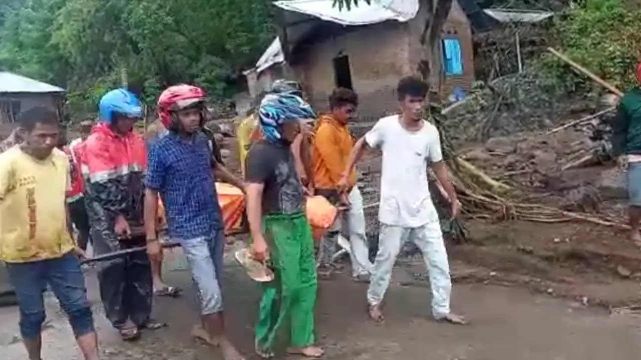 Korban meninggal banjir bandang Kabupaten Lembata ditemukan tim relawan. Foto Istimewah