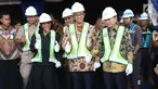 Menteri Kelautan dan Perikanan (MKP) Susi Pudjiastuti (kiri) berpose bersama Gubernur DKI Jakarta Anies Baswedan (tengah) saat peletakan batu pertama (groundbreaking) Pasar Ikan Modern (PIM) Muara Baru, Jakarta, Kamis (8/2). (Liputan6.com.Angga Yuniar)