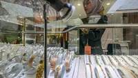 Penurunan ini terjadi setelah sebelumnya pada Minggu (13/4/2025) mencetak rekor hampir Rp2 juta per gram. (BAY ISMOYO/AFP)