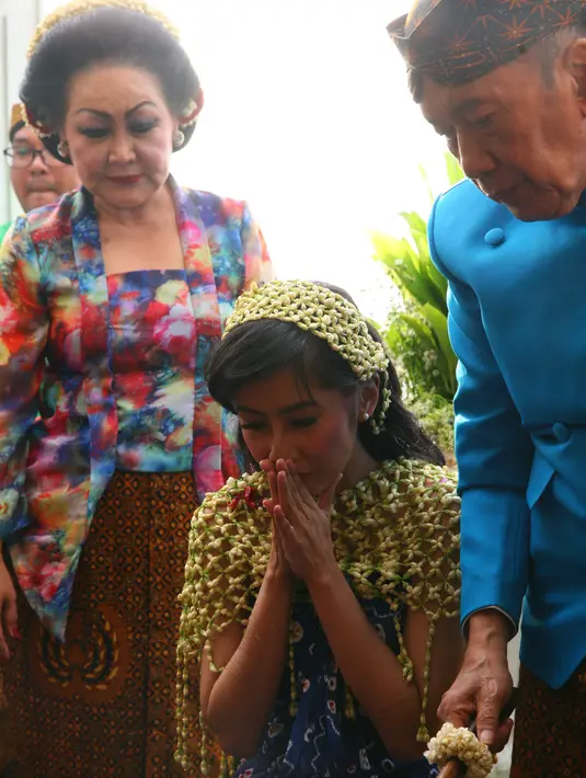 Menurut artis senior, Erna Santoso, acara pernikahan putrinya ini menggunakan adat Jawa Modern. Terlihat dari acara siraman, beberapa orang berpakaian adat Jawa terlihat hadir. (Nurwahyunan/Bintang.com)