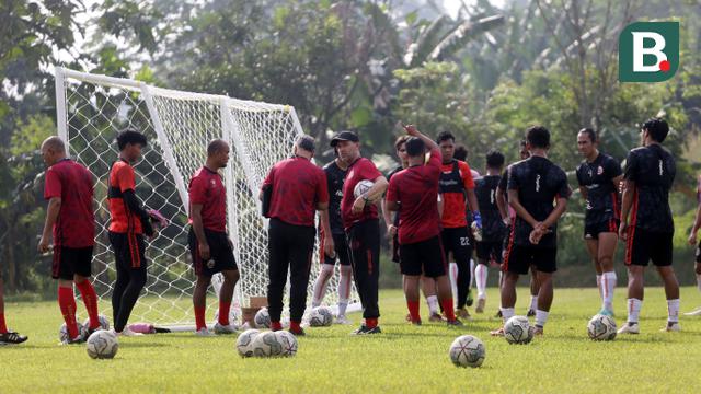 Pelatih Persija Thomas Doll, memimpin sesi latihan di Lapangan Nirwana Park, Bojongsari, Depok, Rabu (25/5/2022). (Bola.com/M Iqbal Ichsan)