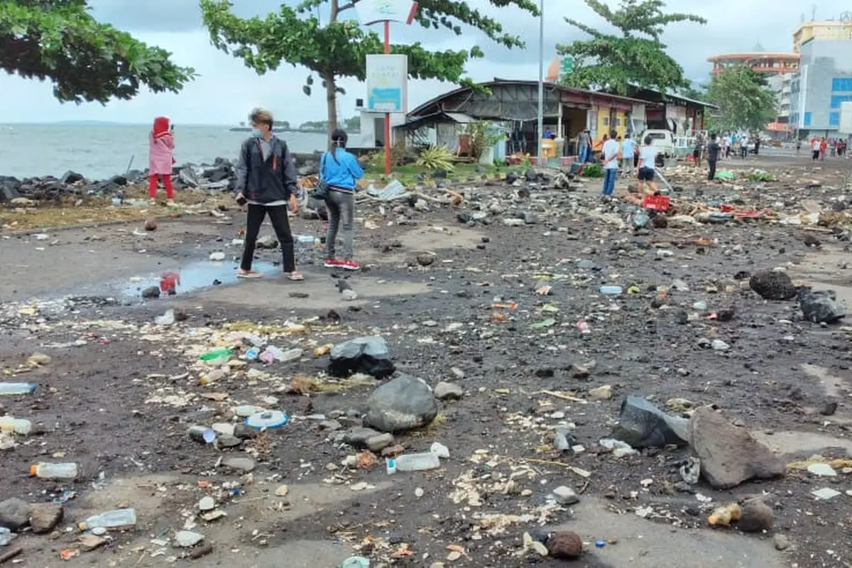 Ada 28 café dan restoran di kompleks pusat perbelanjaan terbesar di Manado itu yang diterjang banjir rob. Dari jumlah itu, 4 di antaranya rusak berat dan tidak bisa beroperasi.