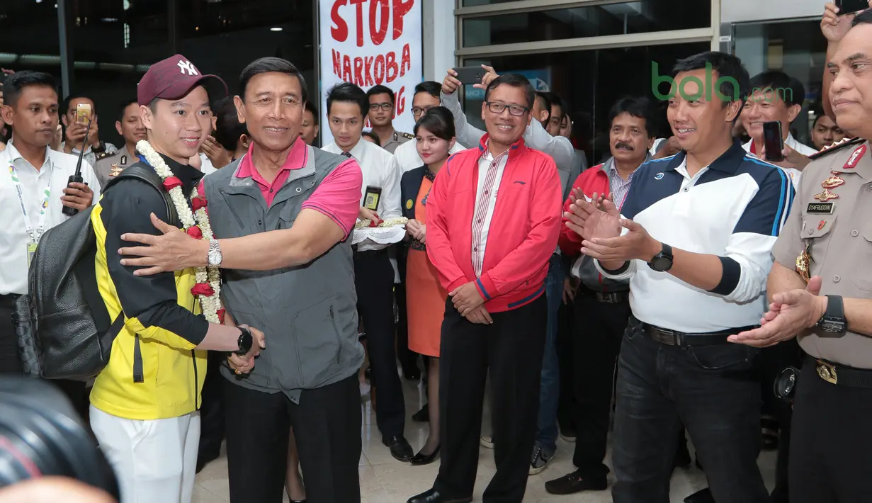 Kevin Sanjaya saat bersalaman dengan Ketua Umum PBSI, Wiranto dan Menpora, Imam Nahrawi saat tiba di Bandara Soekarno-Hatta, Cengkareng, (20/3/2018). Kevin/Marcus mampu mempertahankan gelar All England 2018. (Bola.com/Nick Hanoatubun)
