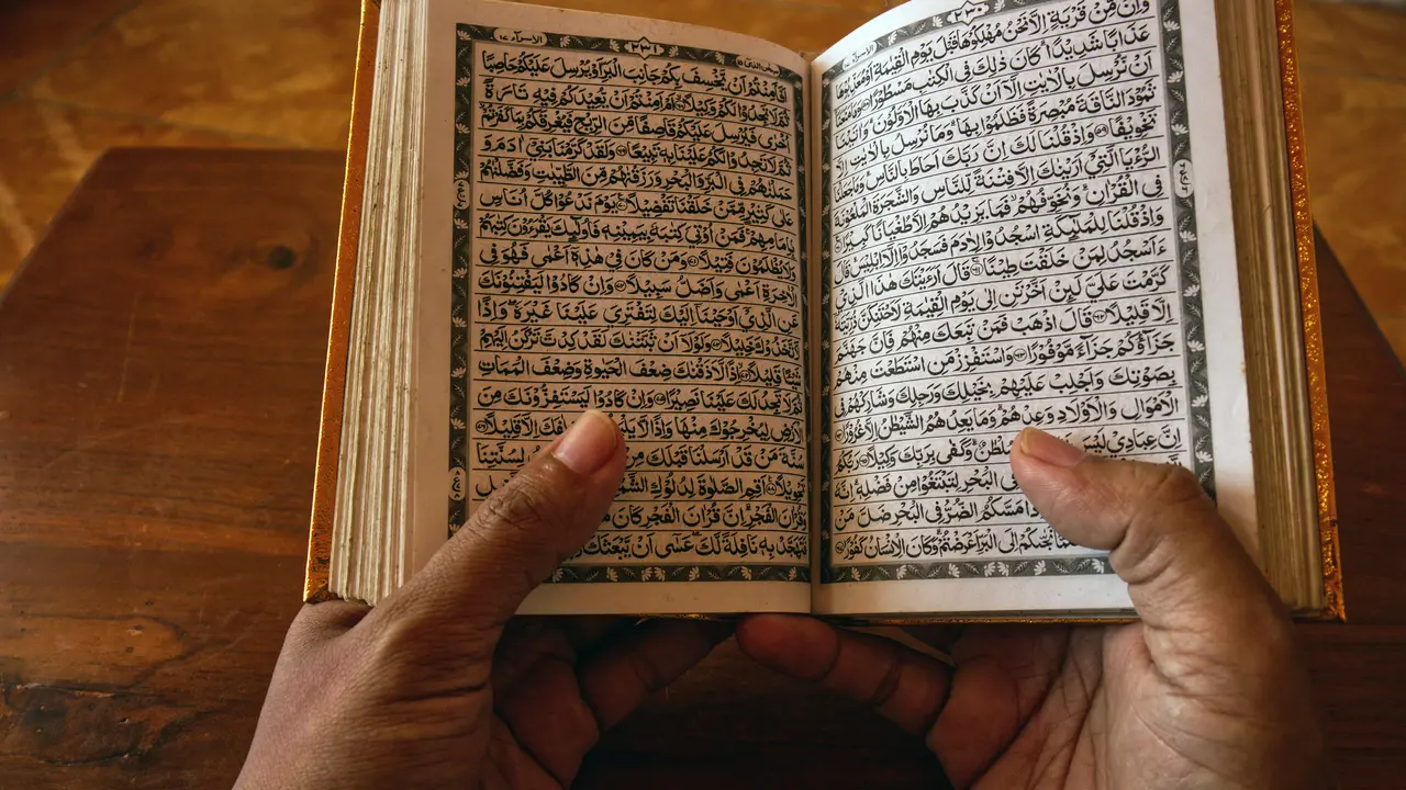Ilustrasi membaca Al-Qur'an